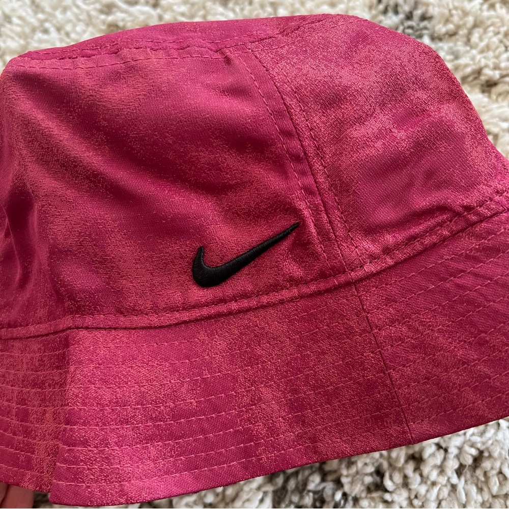 ✔️NWT✔️ NIKE NRG Solo Swoosh Bucket Hat - Picture 3 of 5